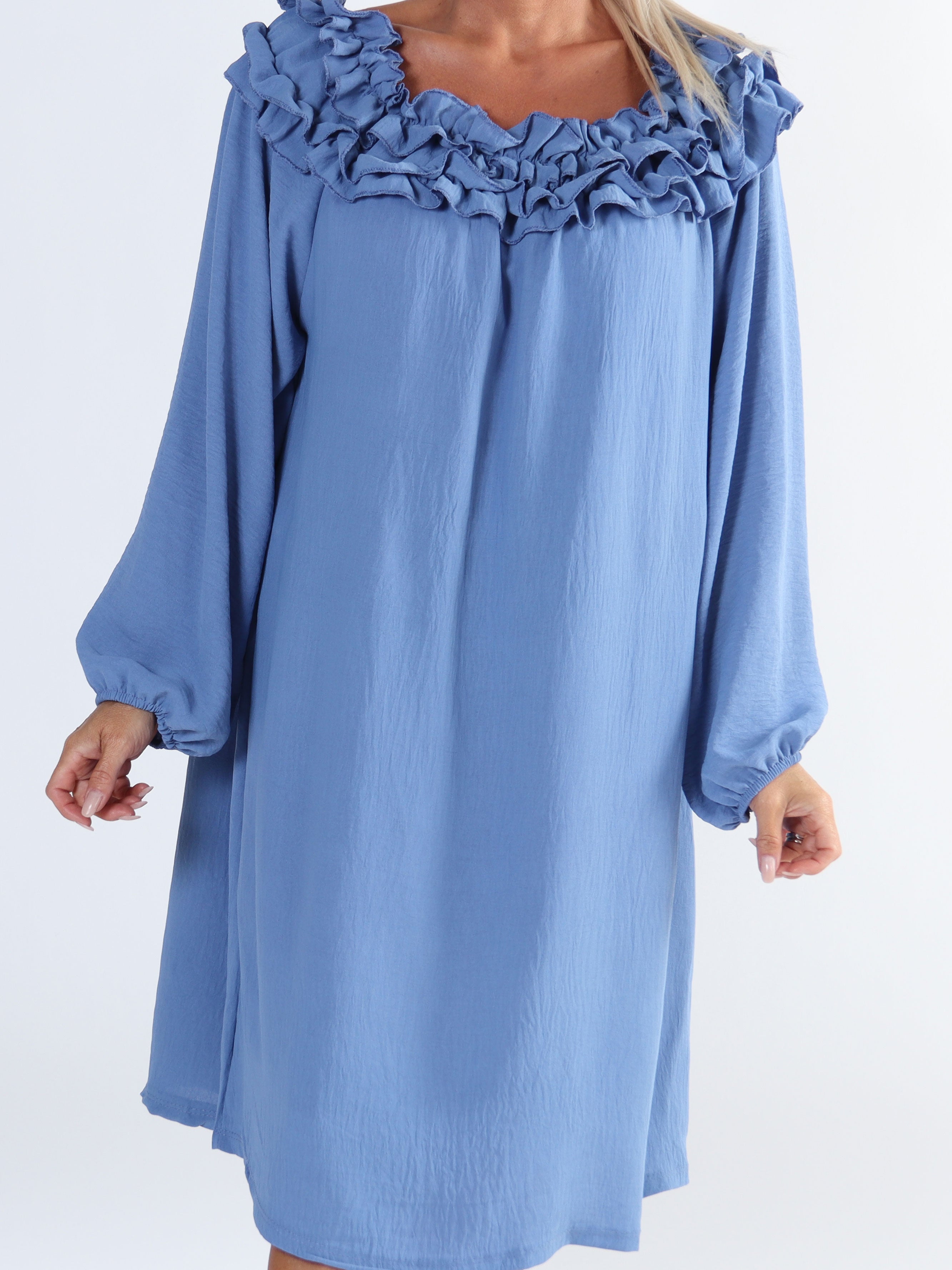 Chili Dress - Plus size klänning med långa ärmar och volanger